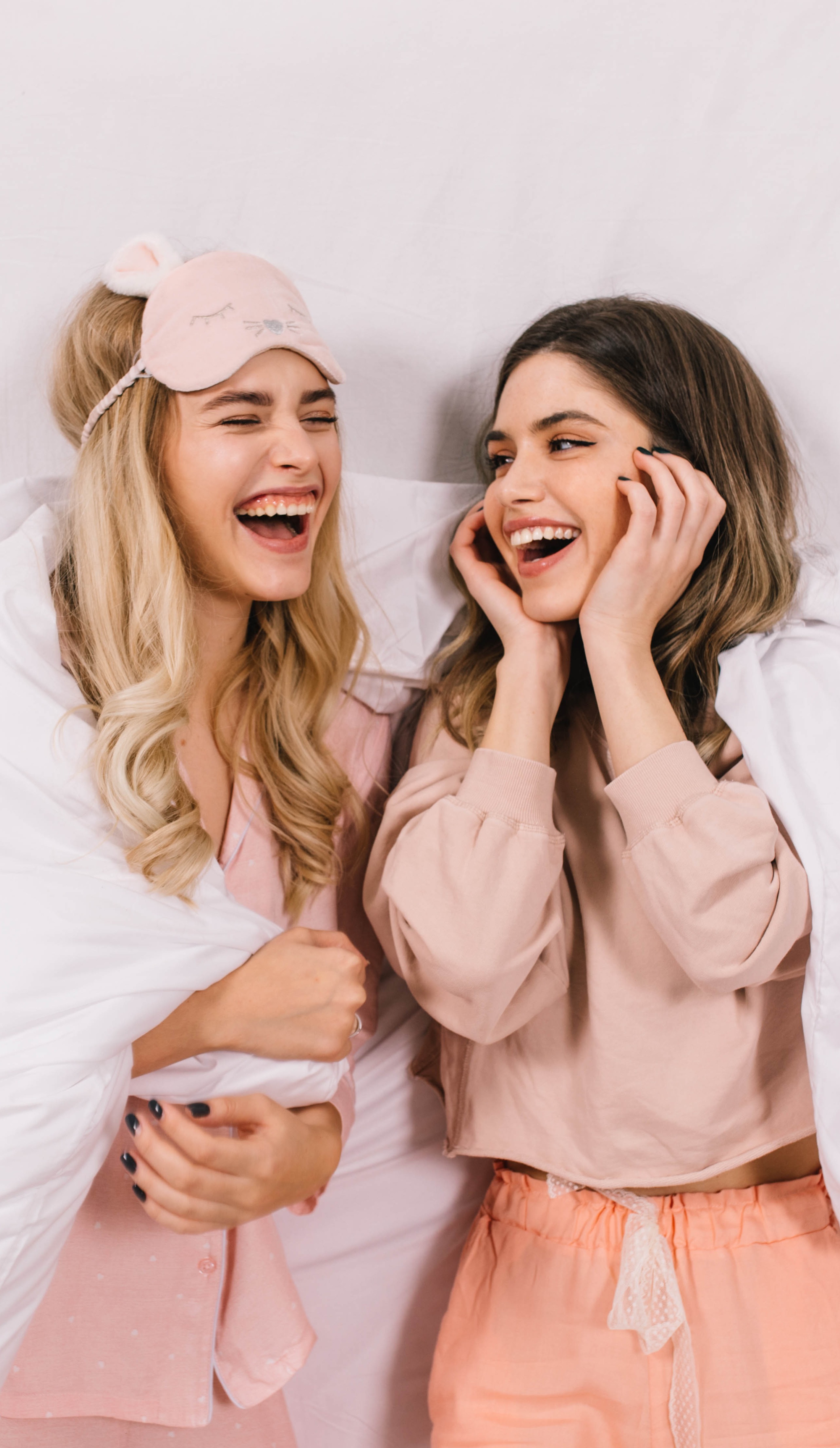 wonderful-female-friends-talking-in-bed.jpg